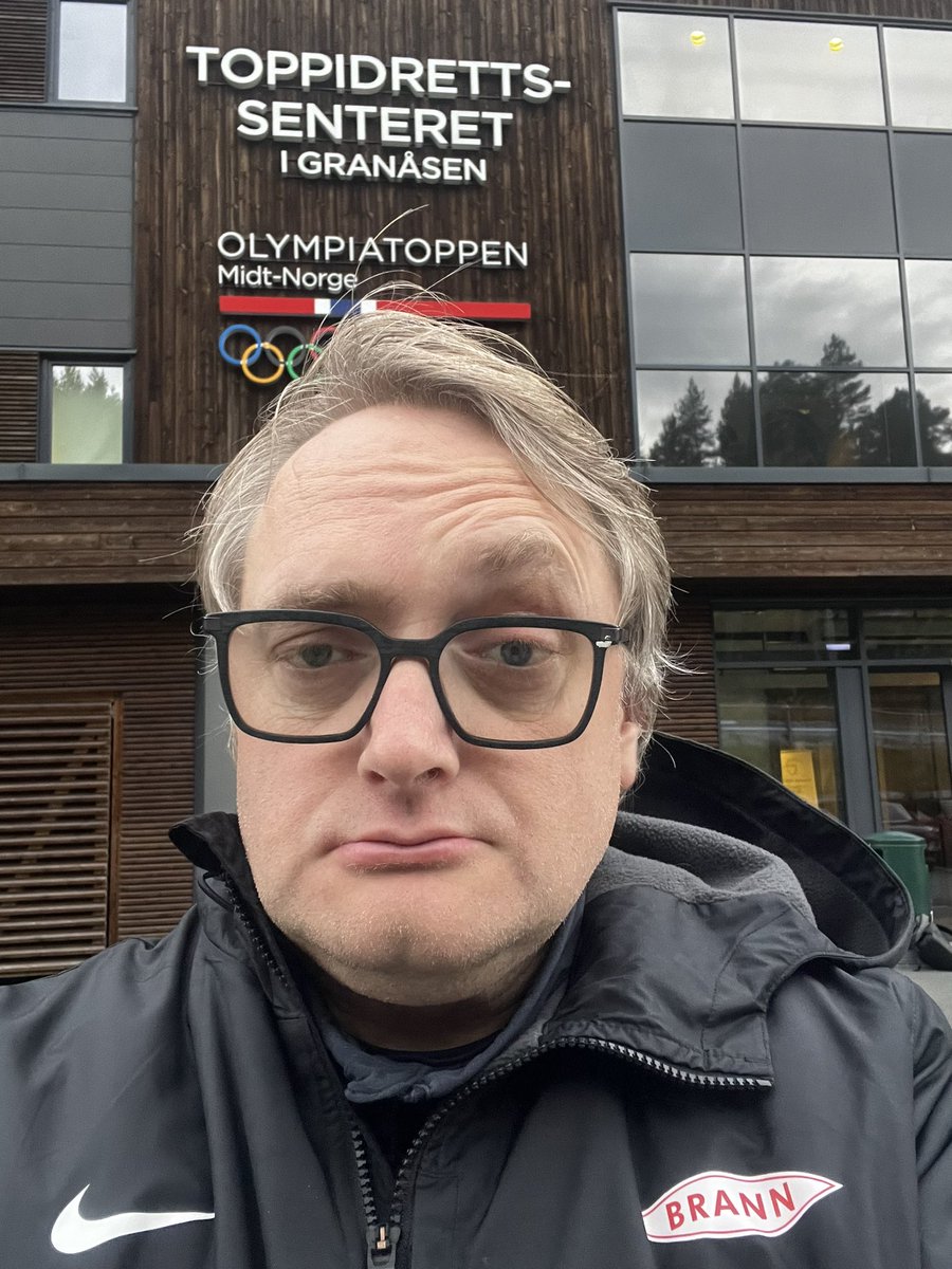 På vei inn til femte samling av <a href="/NTNU/">NTNU</a>  og <a href="/Olympiatoppen/">Olympiatoppen</a> sin mental trener utdanning og lover å spille av <a href="/Pamerotti/">Anders Pamer</a> og <a href="/fotballagenten/">Knut Høibraaten</a> sine velvalgte kommentarer fra <a href="/Ballspark1/">Ballspark</a> Ps. Jakken sørget at jeg fikk sitte ALENE på en smekkfull buss full av trøndere. <a href="/skbrann/">Sportsklubben Brann</a>