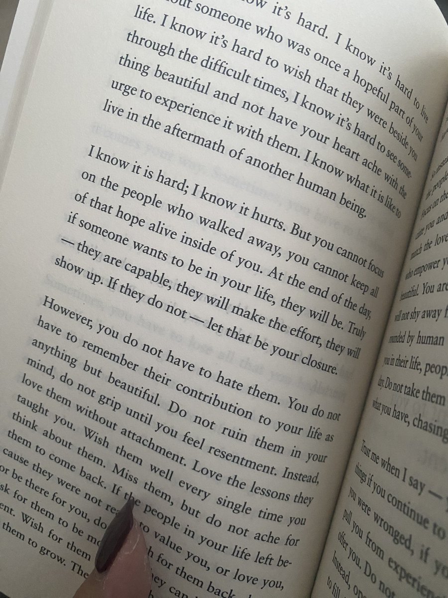 ladiimargarita's tweet photo. ชอบหนังสือเล่มนี้มาก🥹💖 𝐴 ��𝑒𝑛𝑡𝑙𝑒 𝑅𝑒𝑚𝑖𝑛𝑑𝑒𝑟 𝑏𝑦 Bianca เป็นแนว positive encouragement หยิบมาอ่านบ่อยสุดไว้เตือนสติตัวเองตอนเริ่มเผลอจะไม่รักตัวเองแล้วแนะนำเลยจริงๆ หนังสือให้มุมมองได้ดีมาก มีใครเคยอ่านแล้วบ้าง 👀📕

พิกัดร้านนี้ถูกสุดละ https://t.co/5jX82na1QW https://t.co/GMhGZMuhJ2