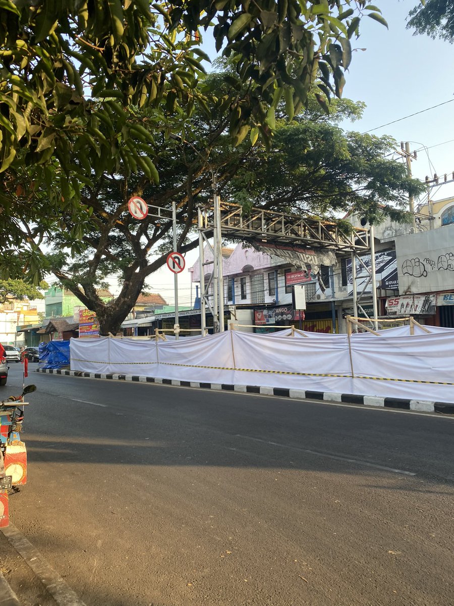 amryarmy's tweet image. Mohon dibantu untuk konfirm, ini di taman tengah depan sabilillah apakah memang di jalankan proyeknya, klo memang belum dijalankan mending di buka aja, menganggu penyebrangan untuk melintas @infomalang @yusufgunawan