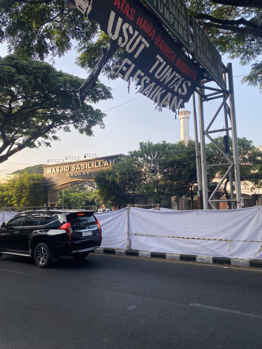 amryarmy's tweet image. Mohon dibantu untuk konfirm, ini di taman tengah depan sabilillah apakah memang di jalankan proyeknya, klo memang belum dijalankan mending di buka aja, menganggu penyebrangan untuk melintas @infomalang @yusufgunawan