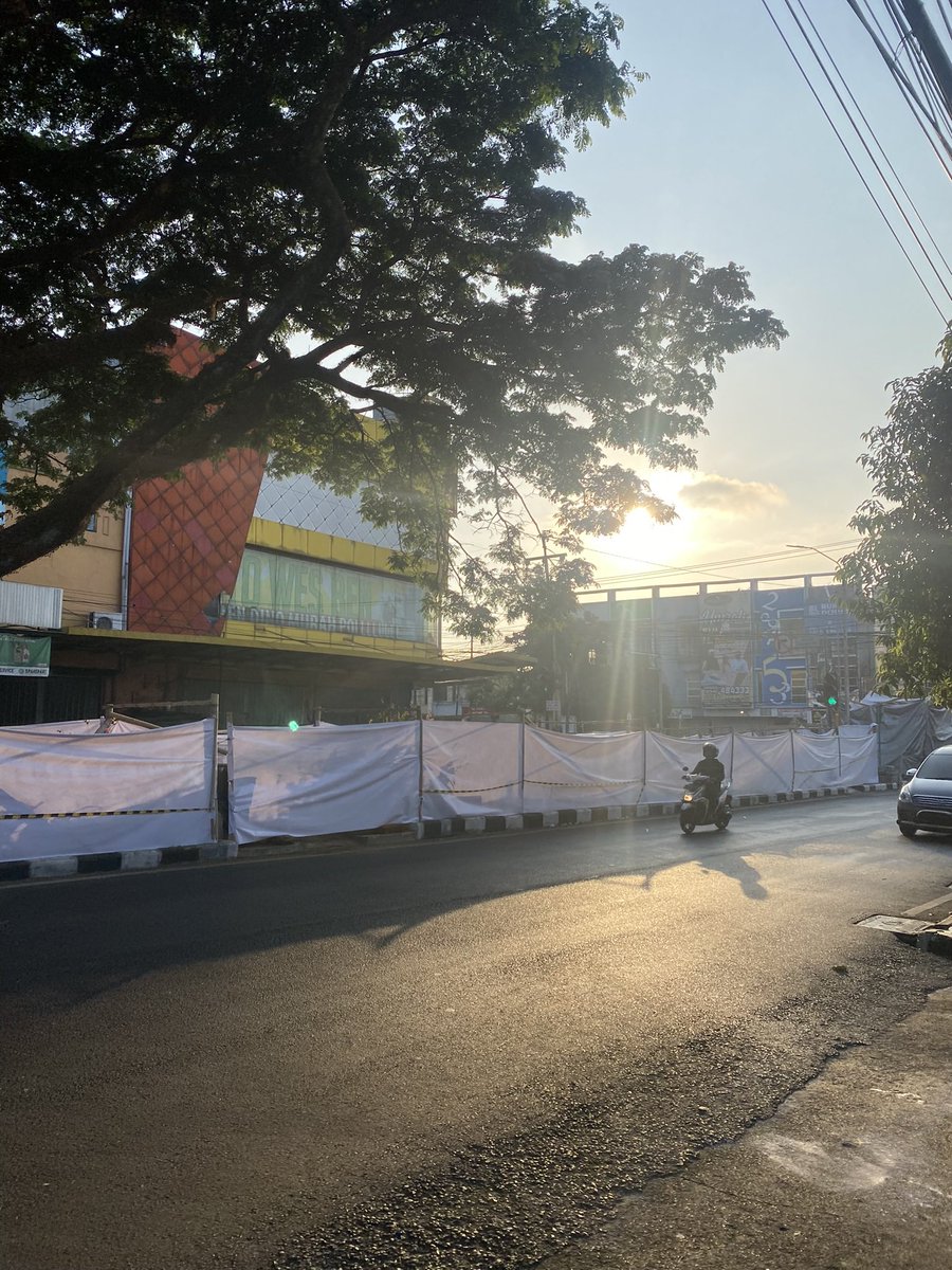 amryarmy's tweet image. Mohon dibantu untuk konfirm, ini di taman tengah depan sabilillah apakah memang di jalankan proyeknya, klo memang belum dijalankan mending di buka aja, menganggu penyebrangan untuk melintas @infomalang @yusufgunawan