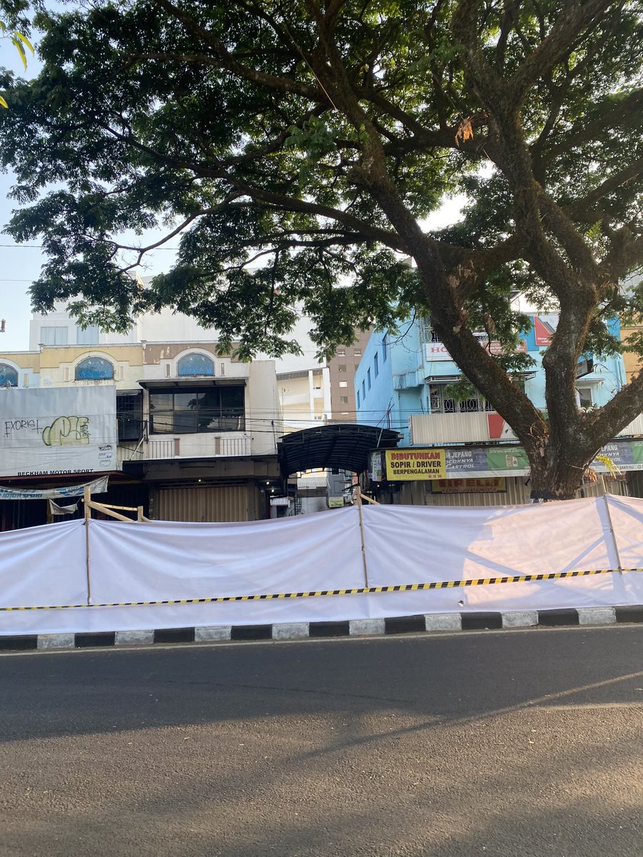 amryarmy's tweet image. Mohon dibantu untuk konfirm, ini di taman tengah depan sabilillah apakah memang di jalankan proyeknya, klo memang belum dijalankan mending di buka aja, menganggu penyebrangan untuk melintas @infomalang @yusufgunawan