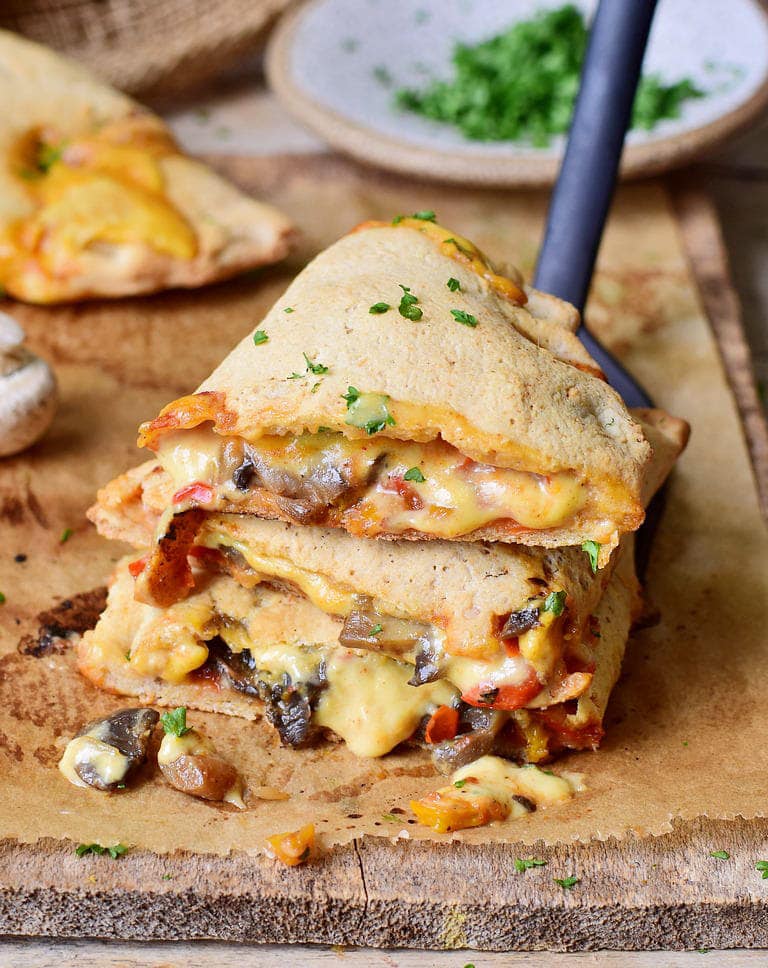 I am addicted to Italian Calzone and make my own version all the time. 🥰 
It’s easy to make, tasty, and you can fill it with your favorite toppings, then seal, bake, and enjoy! 😃
📌 Recipe: elavegan.com/vegan-calzone-…
#Elavegan
#veganrecipe
#glutenfree
#vegancalzone