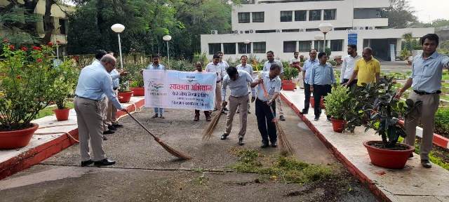 FSNLBhilai's tweet photo. Special cleanliness drive in FSNL &amp; Units on #SwachhtaHiSeva #SwachhBharat #GarbageFreeIndia #SHS2023  @PibSteel @SteelMinIndia https://t.co/pje4HqJCZ6