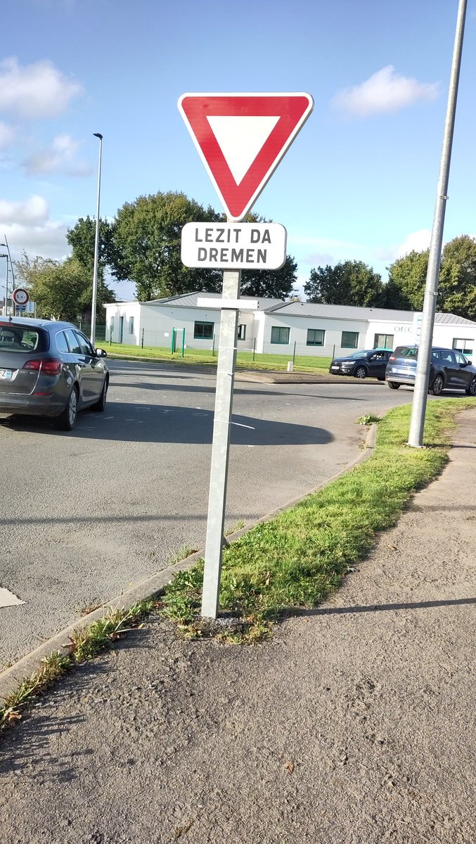 TalNywalt's tweet photo. Les panneaux bilingues sont dangereux et ne servent à rien 🤬 

OK : https://t.co/vBhee4VOZM