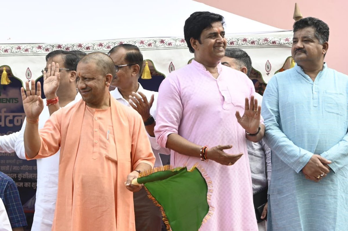 uptourismgov's tweet photo. Hon'ble CM, Shri @myogiadityanath Ji, flagged off the tourist bus of #YuvaTourismClub students and others, in #Gorakhpur, on the auspicious occasion of #WorldTourismDay, while the event observed a joyous celebration.

#WorldTourismDay2023 #UPTourism #UttarPradesh 
@MukeshMeshram https://t.co/ZbAYlCJ2ms