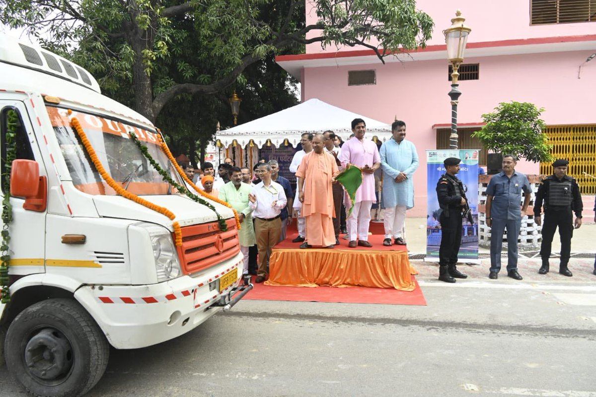 uptourismgov's tweet photo. Hon'ble CM, Shri @myogiadityanath Ji, flagged off the tourist bus of #YuvaTourismClub students and others, in #Gorakhpur, on the auspicious occasion of #WorldTourismDay, while the event observed a joyous celebration.

#WorldTourismDay2023 #UPTourism #UttarPradesh 
@MukeshMeshram https://t.co/ZbAYlCJ2ms
