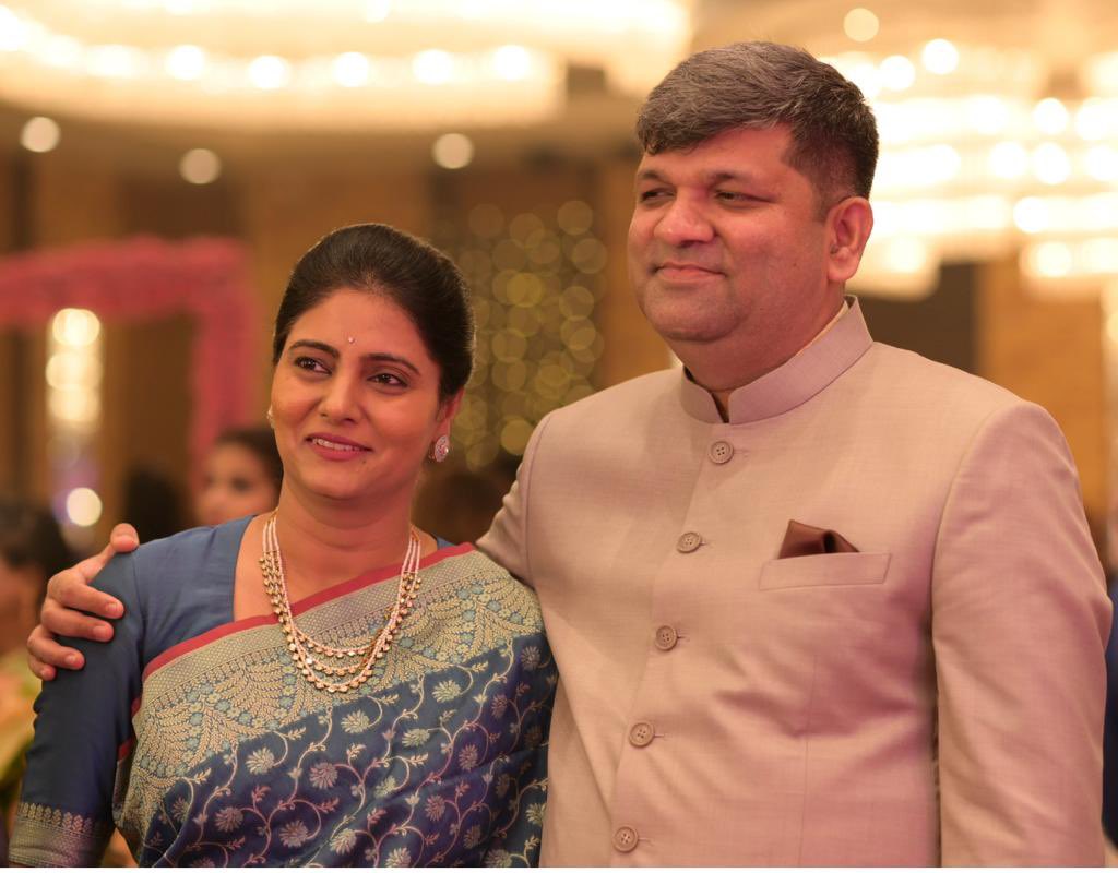 वक़्त गुज़रते,वक़्त नहीं लगता!
चुटकी बजाते 14 साल गुज़र गए ।एक-दूसरे का हाथ थामते वक़्त जीवन की अलग कल्पना मन में थी। 
क्या पता था ज़िंदगी हमारे सपनों में कुछ अलग रंग भर देगी। जीवन के टेढ़े-मेढ़े रास्तों पर चलते हुए हम दोनों ने कुछ खोया, कुछ पाया।
1/2