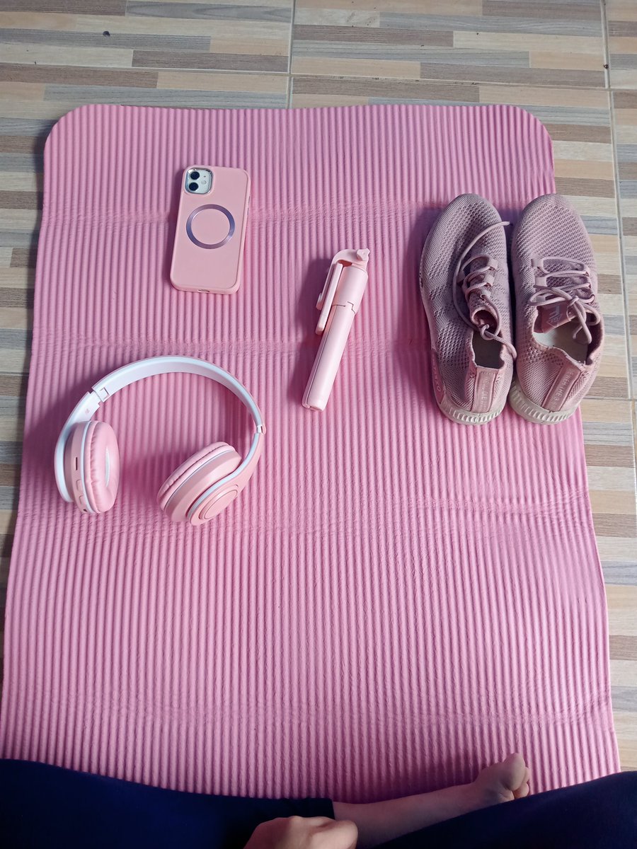Vinexnf's tweet photo. Sesuka itu sama warna pink, padahal akusih anaknya yang tomboy banget 🤣🤪🤪🤪 https://t.co/l9eVt7UQBA