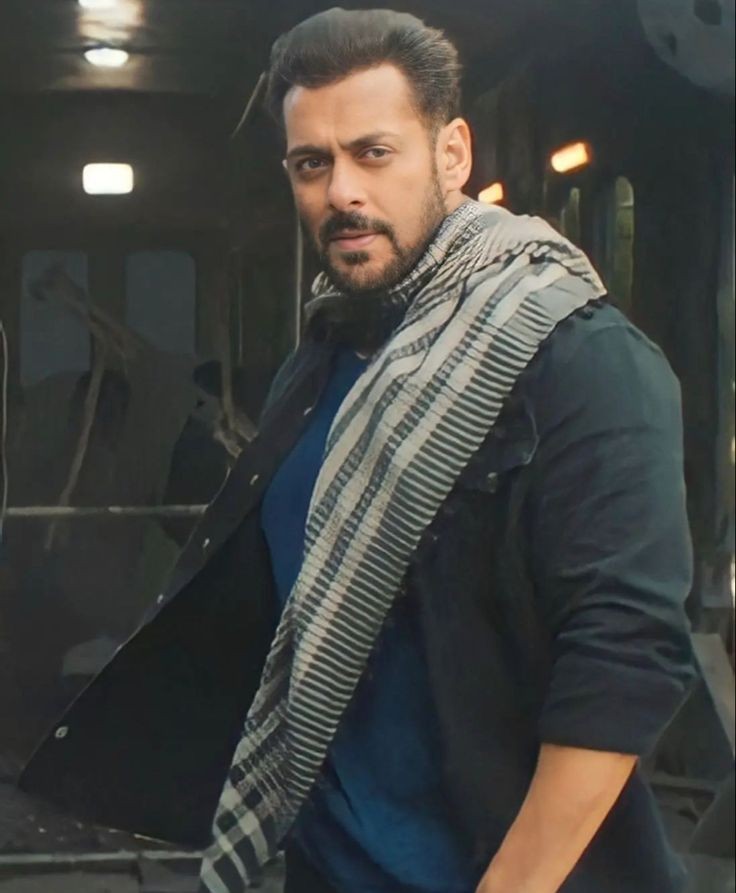 Karnathesaviour's tweet photo. Pathan ka Baap is back with his OG
Massy Style #SalmanKhan as Tiger
Can destroy everyone #Tiger3 💥#TigerKaMessageOutNow https://t.co/Z5dsaSih0q