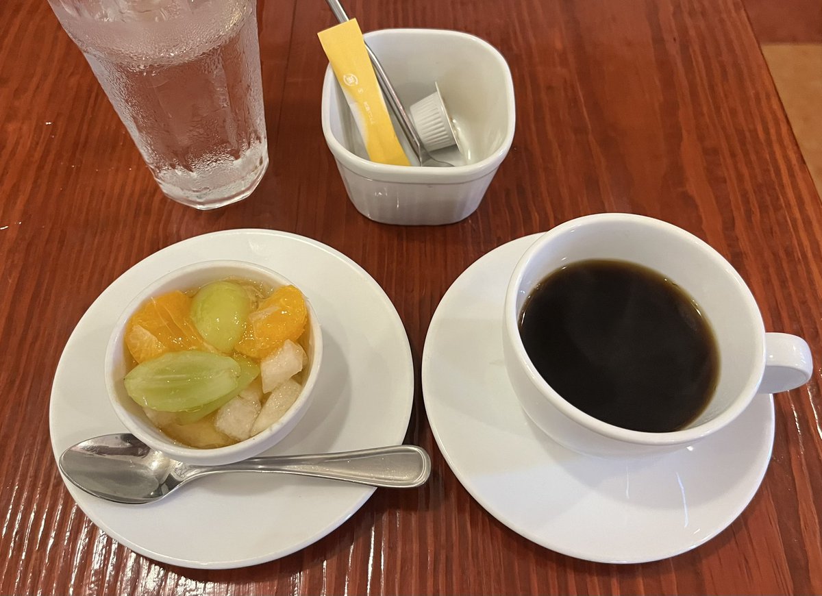 sake_kakishima's tweet photo. 🍴#神保町ランチ 🍴
#レストラン #ceppo
「山形豚肩ロース salad&coffee付」
「フルーツゼリー」
来月に迫った #神保町ブックフェスティバル のチラシをいただくついでにチェッポさんへ😉🍽️✨
炭火焼き肉がいただける人気のお店さん、まさか入店できるとは〜🙌💕
今日もめっちゃいい日♪
#神保町 https://t.co/A3sp9cBvHp