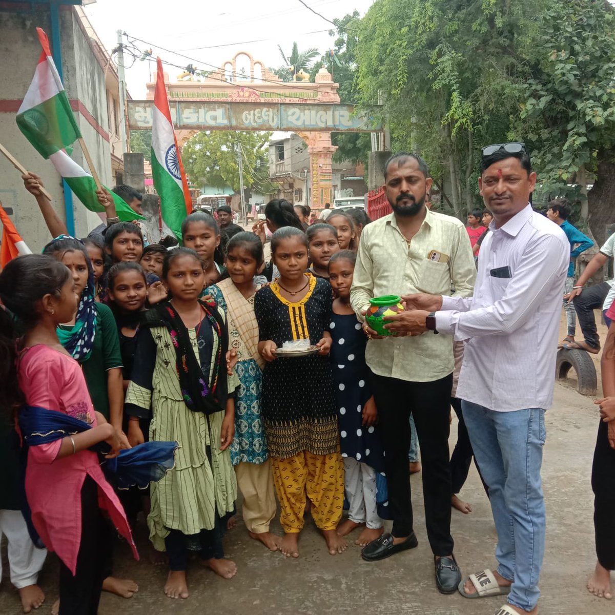 chavada_jaypal's tweet photo. આજરોજ સાણંદ તાલુકાના લોદરીયાળ ગામમાં#meri mitti mera desh કાર્ય ક્રમ અન્વયે કળશ યાત્રા કાઢવામાં આવી,આ કાયઁક્રમ મા તા.પ.સભ્શ્રી,સરપંચ શ્રીતથા ગામ આગેવાનો હાજર રહ્યા હ @PMOIndia @mopr_goi @CMOGuj @dp_amdavad @SanandTDO #MeriMaatiMeraDesh https://t.co/1v9lNBymOJ