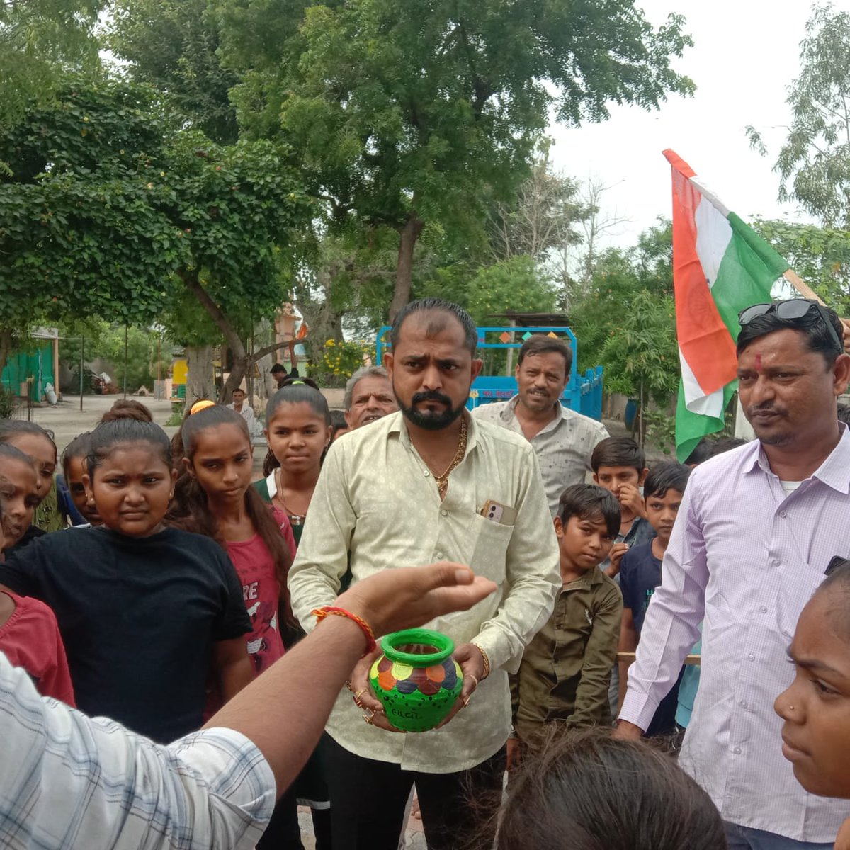 chavada_jaypal's tweet photo. આજરોજ સાણંદ તાલુકાના લોદરીયાળ ગામમાં#meri mitti mera desh કાર્ય ક્રમ અન્વયે કળશ યાત્રા કાઢવામાં આવી,આ કાયઁક્રમ મા તા.પ.સભ્શ્રી,સરપંચ શ્રીતથા ગામ આગેવાનો હાજર રહ્યા હ @PMOIndia @mopr_goi @CMOGuj @dp_amdavad @SanandTDO #MeriMaatiMeraDesh https://t.co/1v9lNBymOJ