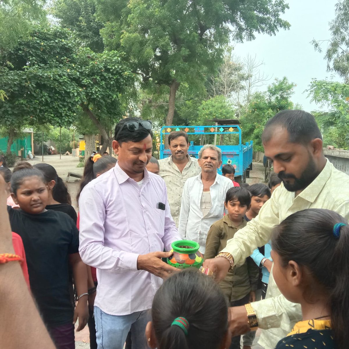 chavada_jaypal's tweet photo. આજરોજ સાણંદ તાલુકાના લોદરીયાળ ગામમાં#meri mitti mera desh કાર્ય ક્રમ અન્વયે કળશ યાત્રા કાઢવામાં આવી,આ કાયઁક્રમ મા તા.પ.સભ્શ્રી,સરપંચ શ્રીતથા ગામ આગેવાનો હાજર રહ્યા હ @PMOIndia @mopr_goi @CMOGuj @dp_amdavad @SanandTDO #MeriMaatiMeraDesh https://t.co/1v9lNBymOJ