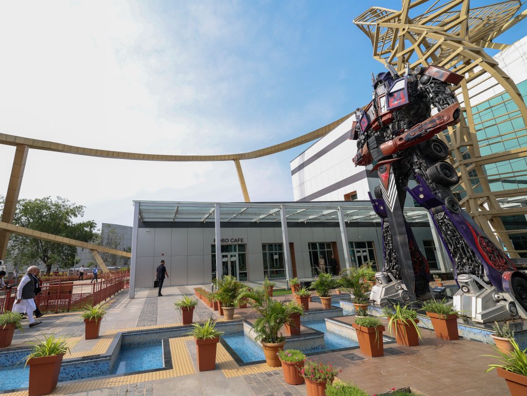 Spent a part of the morning exploring the fascinating attractions at Gujarat Science City. 

Began with the Robotics Gallery, where the immense potential of robotics is brilliantly showcased. 

Delighted to witness how these technologies igniting curiosity among the youth.