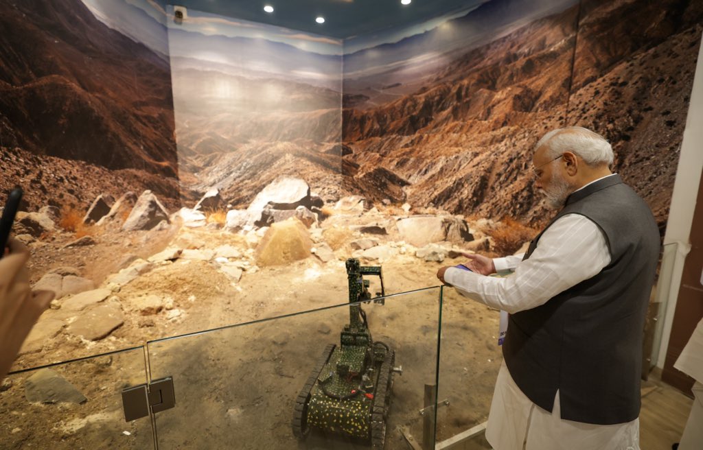 narendramodi's tweet photo. The Robotics Gallery Showcases DRDO Robots, Microbots, an Agriculture Robot, Medical Robots, Space Robot and more. Through these engaging exhibits, the transformative power of robotics in healthcare, manufacturing and everyday life is clearly visible. https://t.co/5CYkaEtvNP