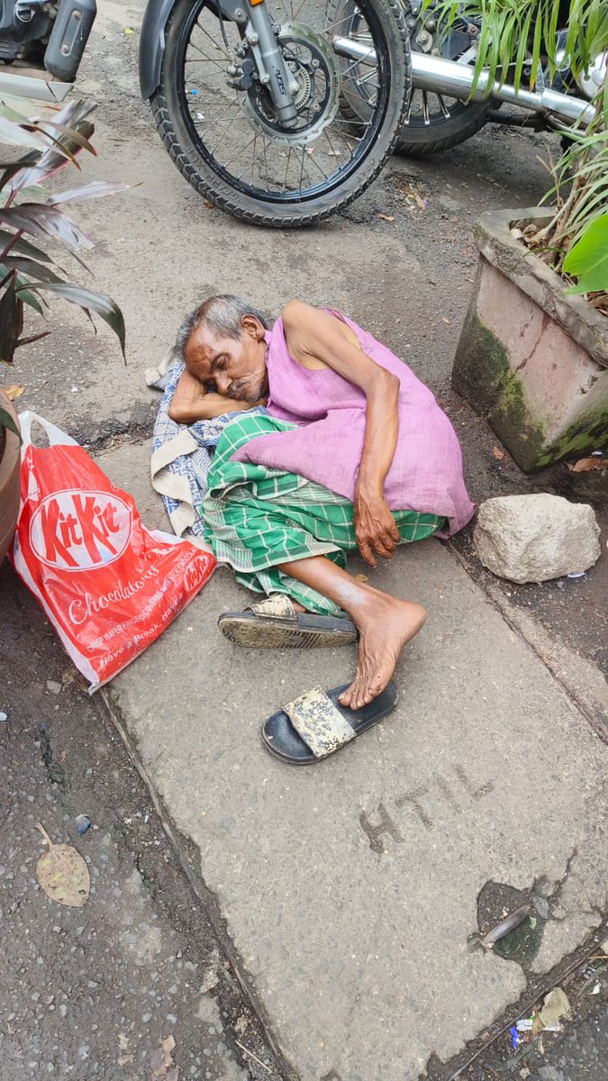 Kamlakar_Shenoy's tweet photo. This old man doing icecream business is helpless. He is  near Sadguru hotel Jail, road Dongri, Mumbai 9. I hv given him breakfast. Will @MumbaiPolice admit him at old age home. @MTPHereToHelp @CPMumbaiPolice @mybmcWardB https://t.co/XfEEE5cgda