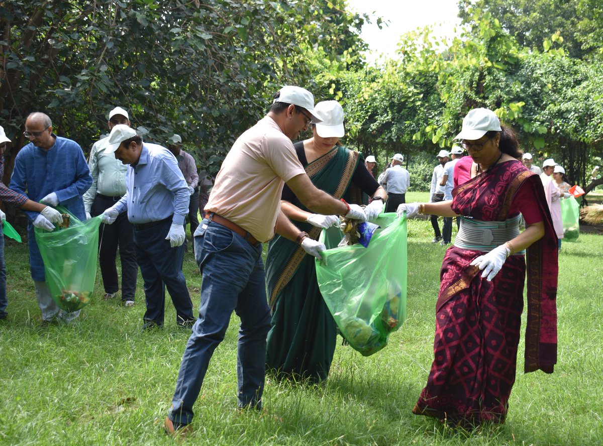 pdde_wc's tweet photo. All officers and Staff of Principal Directorate Defence Estates Western Command actively participated in Plogging and Cleanliness under Swachhta Hi Seva 2023. @PMOIndia @DefenceMinIndia @SpokespersonMoD @sonamley @prodefencechan1 #SHS2023 #SwachhataHiSeva https://t.co/EhdRGhY8bu