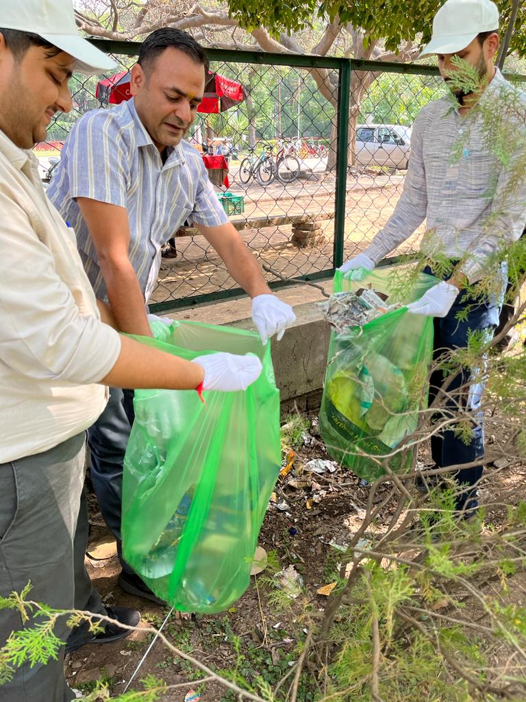 pdde_wc's tweet photo. All officers and Staff of Principal Directorate Defence Estates Western Command actively participated in Plogging and Cleanliness under Swachhta Hi Seva 2023. @PMOIndia @DefenceMinIndia @SpokespersonMoD @sonamley @prodefencechan1 #SHS2023 #SwachhataHiSeva https://t.co/EhdRGhY8bu