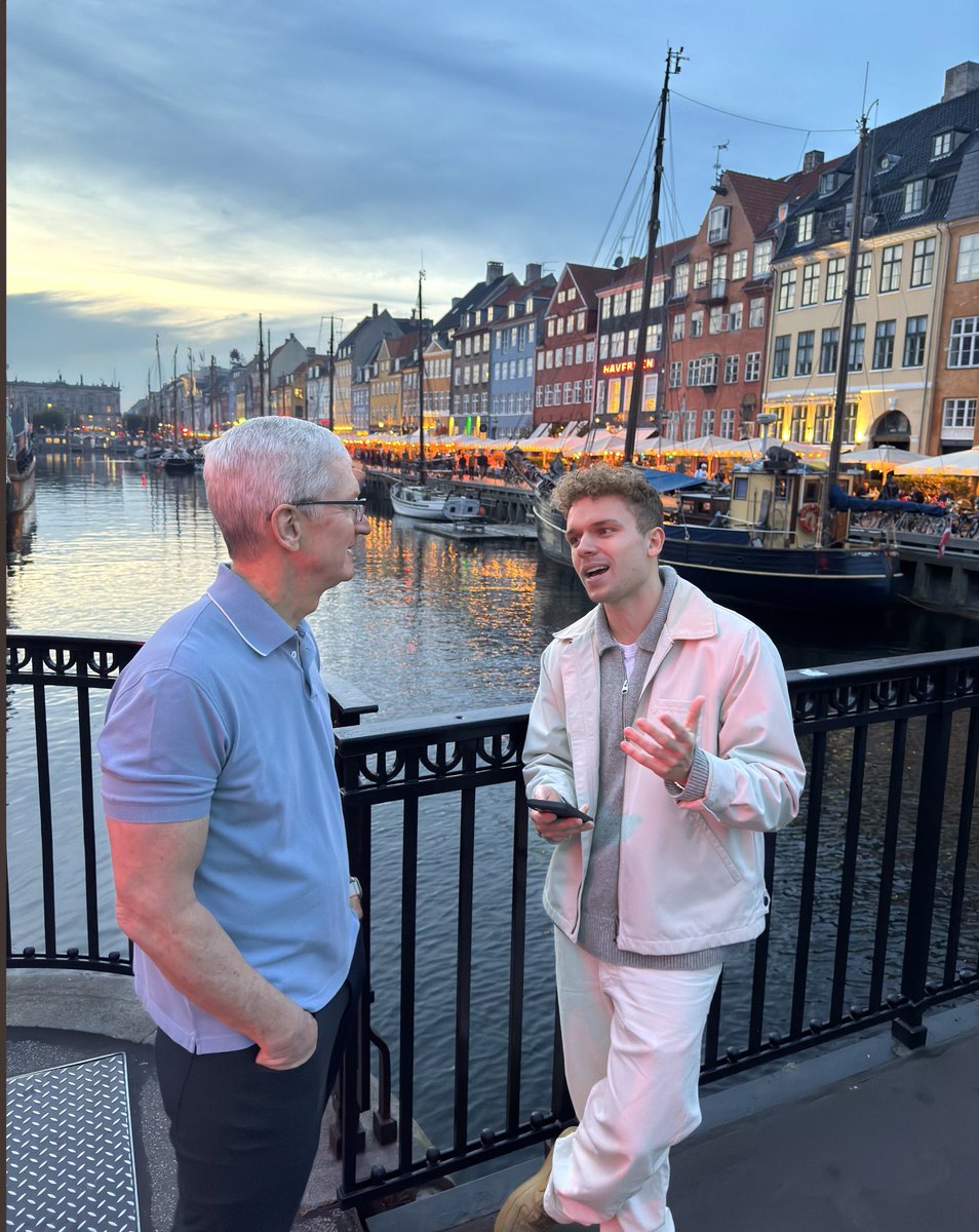jorgenm's tweet photo. ￼
WTF?!? Hvem har arrangeret at det skulle være Rasmus Brohave der viser Tim Cook rundt i Kbh på hans #bæredygtighed-turné!?! Går ud fra at der er sket en forbytning og der senere dukker billeder op hvor Tommy Ahlers viser Kim Kardashian rundt! #dkpol https://t.co/49upADiZXd