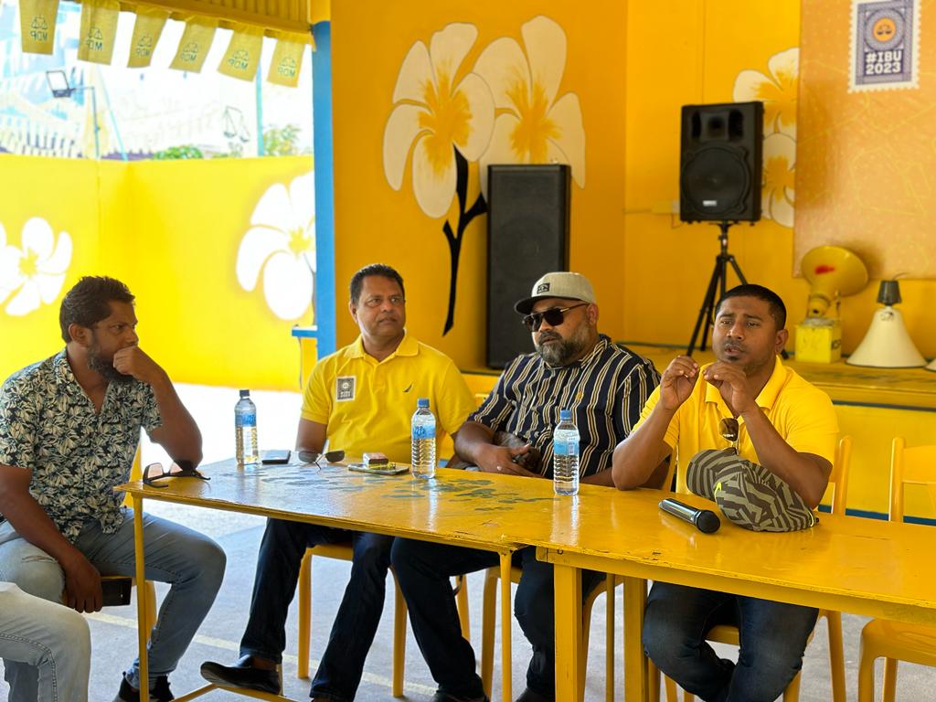 Sabintey's tweet photo. 📍ލ މާވަށް

މިނިސްޓަރ @AhmedMahloof އާއި ތ،ލ ކޯޑިނޭޓަރ @myfoona މާވަށު ކެމްޕޭން ޓީމާއި ބައްދަލުކުރުން.

#IbuOk
#IbuAslam2023
#UfaaverAmaanRaajje https://t.co/0wHHO22eQv