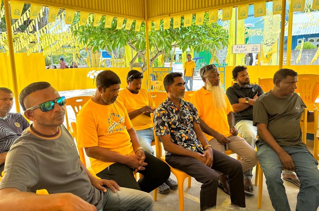 Sabintey's tweet photo. 📍ލ މާވަށް

މިނިސްޓަރ @AhmedMahloof އާއި ތ،ލ ކޯޑިނޭޓަރ @myfoona މާވަށު ކެމްޕޭން ޓީމާއި ބައްދަލުކުރުން.

#IbuOk
#IbuAslam2023
#UfaaverAmaanRaajje https://t.co/0wHHO22eQv