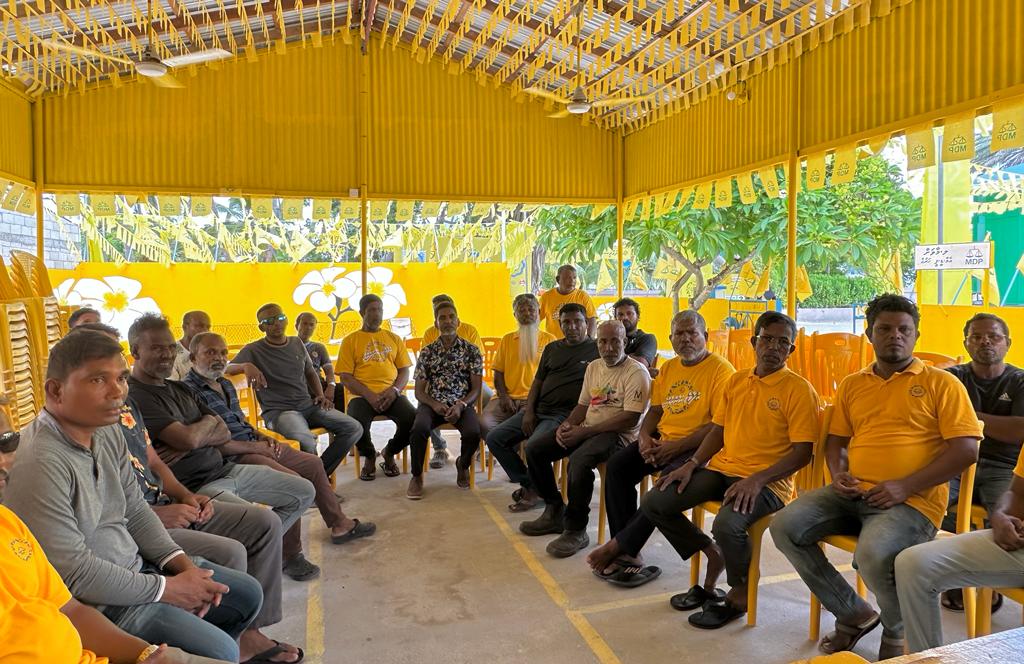 Sabintey's tweet photo. 📍ލ މާވަށް

މިނިސްޓަރ @AhmedMahloof އާއި ތ،ލ ކޯޑިނޭޓަރ @myfoona މާވަށު ކެމްޕޭން ޓީމާއި ބައްދަލުކުރުން.

#IbuOk
#IbuAslam2023
#UfaaverAmaanRaajje https://t.co/0wHHO22eQv