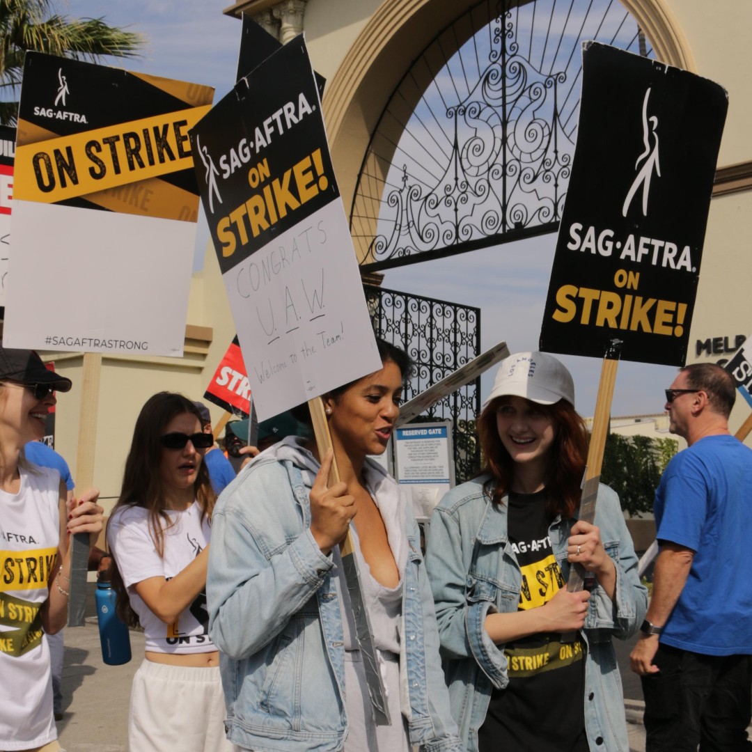 sagaftra's tweet image. 📣Calling all #SagAftraMembers! 🌟 The battle is far from over, and our voices need to be heard loud and clear. We're fighting for a fair industry, and we need every member to join us TODAY. Find your nearest picket or event at sagaftrastrike.org #SagAftraStrong