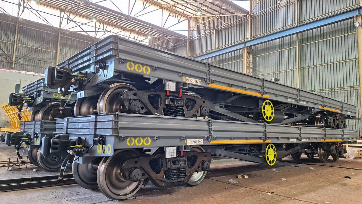 RailwaysAfrica's tweet photo. Galison Manufacturing’s locally-manufactured low-sided container wagons are addressing the logistical challenges at the DRC-Zambia border. https://t.co/uSuyTot7TW
#GalisonGroup #RailwayInnovation #LogisticsSolutions #DRC #FreightWagons #rollingstock #RailTransport #freight https://t.co/iwJjK1CXMn