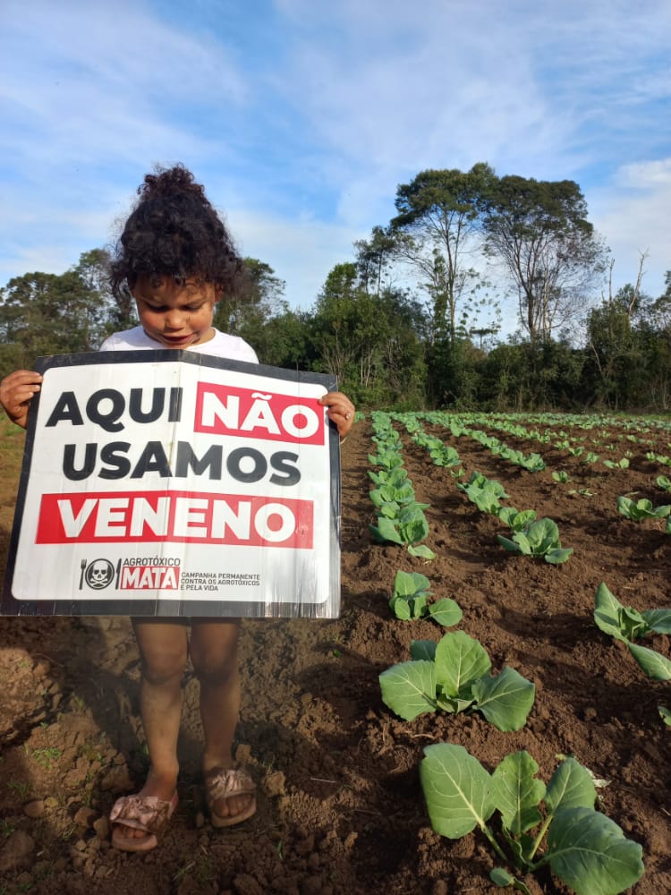MST_Oficial's tweet photo. ✊🏿 Nós não vamos recuar! Estamos começando mais uma vez a mobilização contra o Pacote do Veneno. Junte-se a nós e pressione para que esse PL não avance. Não queremos mais agrotóxico na nossa comida e no meio ambiente! 

#NãoAoPacoteDoVeneno #PacoteDoVeneno https://t.co/bJaXKQMzd5