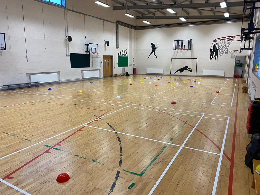 Whats going on here? Just our boys and girls TY students delivering PE classes to over 3000 primary school pupils today across multiple schools as part of our 'Role Model in the Community'. Look at all those happy 😁😁😁 #EWOS #BeActive @Fingalcoco @FingalSports @faischools