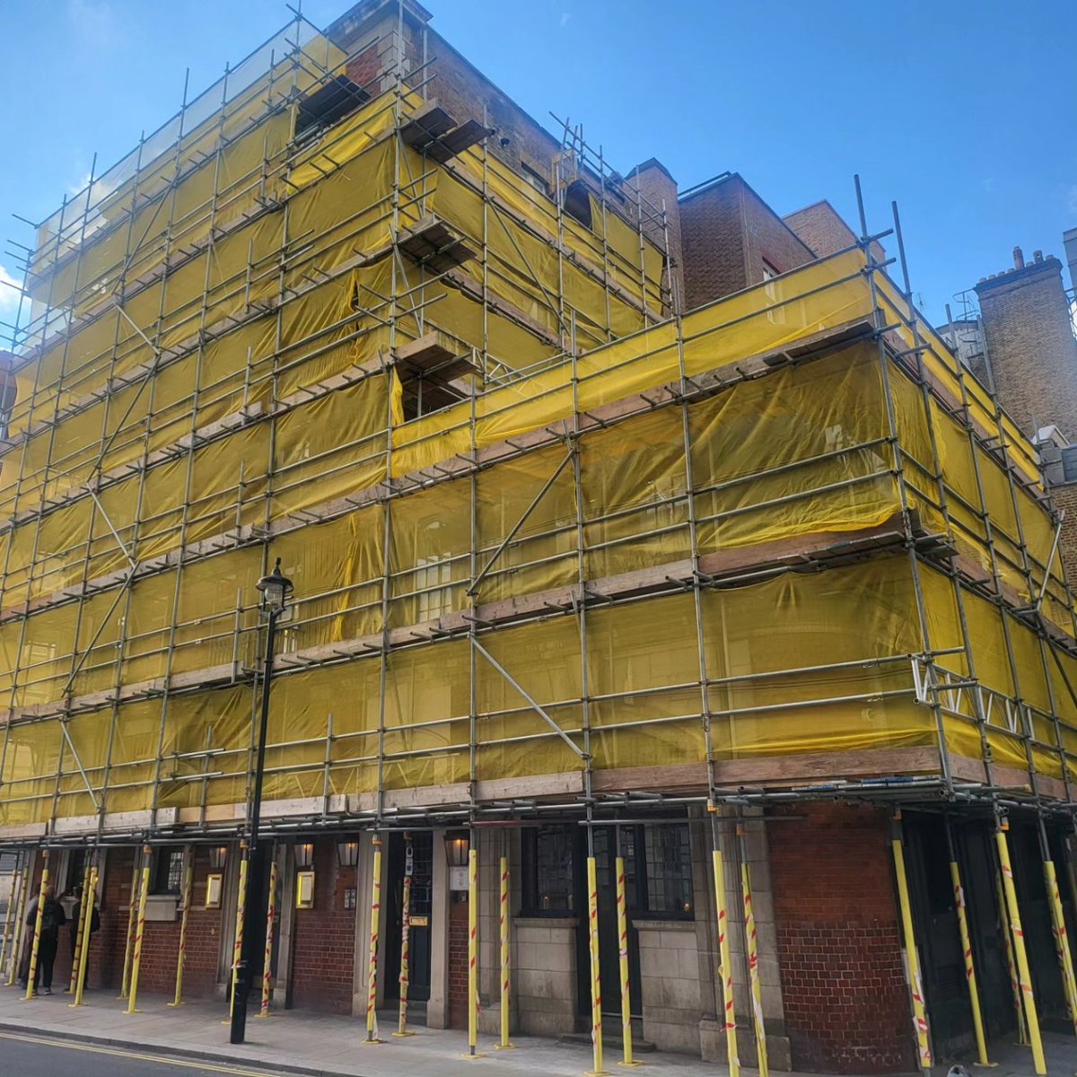 TheClarenceSW1's tweet photo. Unwrap this for Christmas! 🎁
Opening late October, we can't wait to host the biggest and bestest 😉 Christmas parties in our stunningly refurbished pub.
#privatedining #champagnereceptions #officeparty #getitbooked https://t.co/seVOfJsETC