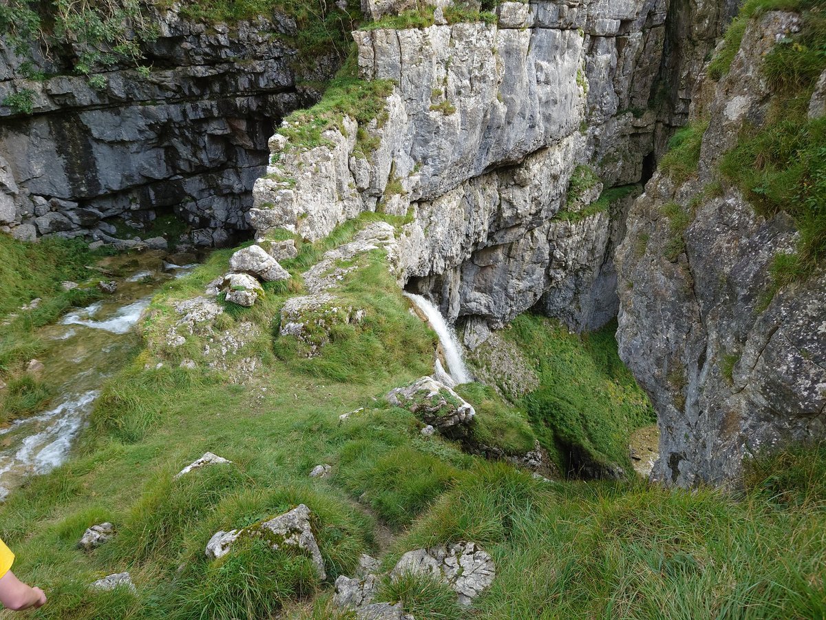 Shiinsuh's tweet photo. Gordale Scar in the Yorkshire Dales has to be one of the most amazing waterfalls in England. It's such a magical feeling place. I loved spending it with my cute fox @KyroFawx https://t.co/msyMavqDTy