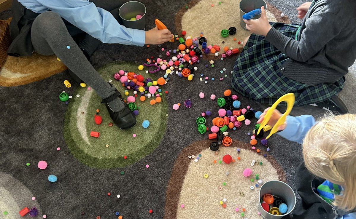 RPPS_Reception's tweet image. Look at us building strong finger muscles and working on our fine motor skills!