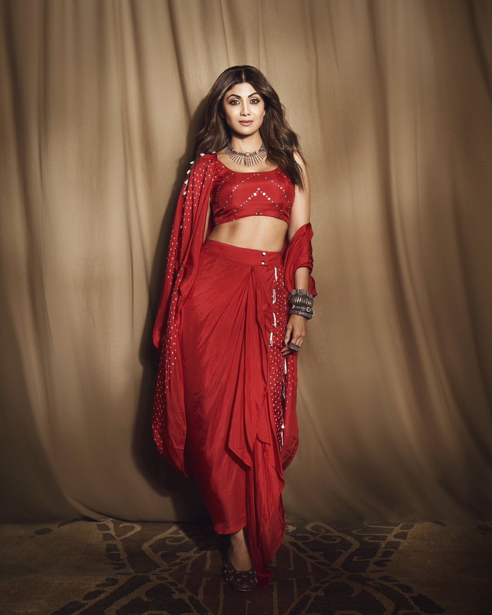 TheShilpaShetty's tweet photo. Today’s menu: Serving 𝓵𝓮𝔀𝓴𝓼 🔥
💁‍♀️✨☺️

#Sukhee #SukheePromotions #LooksOfTheSeason #lookdump #citytours #fashion #style #glam #blessed https://t.co/b8sLd4V9vC