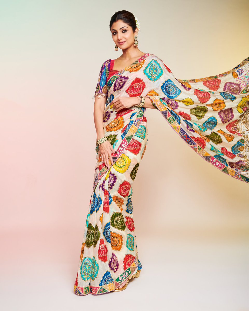 TheShilpaShetty's tweet photo. Today’s menu: Serving 𝓵𝓮𝔀𝓴𝓼 🔥
💁‍♀️✨☺️

#Sukhee #SukheePromotions #LooksOfTheSeason #lookdump #citytours #fashion #style #glam #blessed https://t.co/b8sLd4V9vC