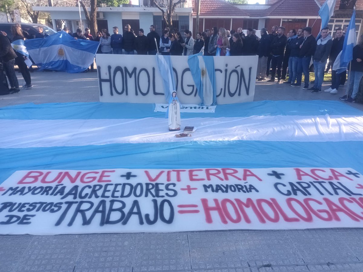 vprandina's tweet photo. Incertidumbre. Trabajadores de #Vicentín se manifiestan frente al Palacio de Justicia en Reconquista. El viernes la Cámara decide por el Cramdown https://t.co/pCdjfTPjeh