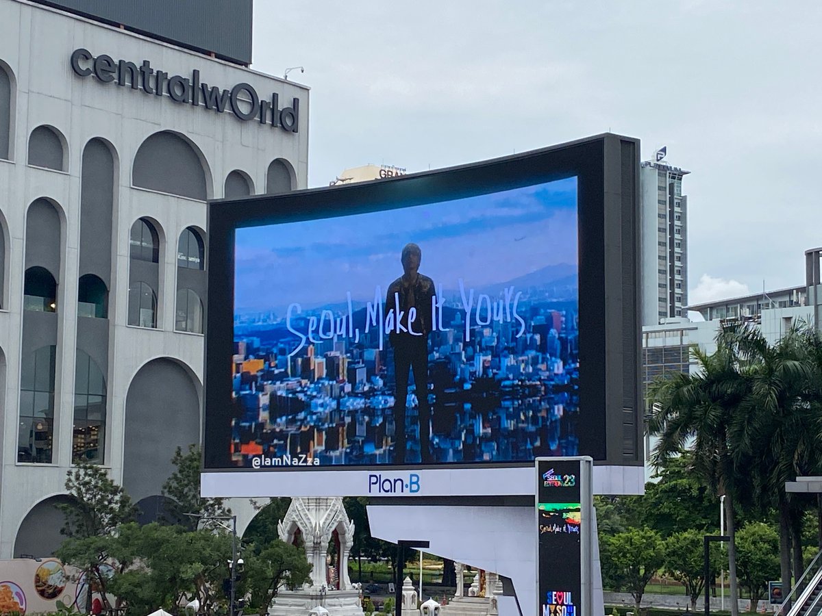 IamNaZza's tweet photo. Seoul My Soul - Seoul, Make it Yours !
#SEOULEDITION23 🇰🇷✈️ #SelfiewithV #BTS
📍 centralwOrld, Bangkok, Thailand https://t.co/sppplpl0jE