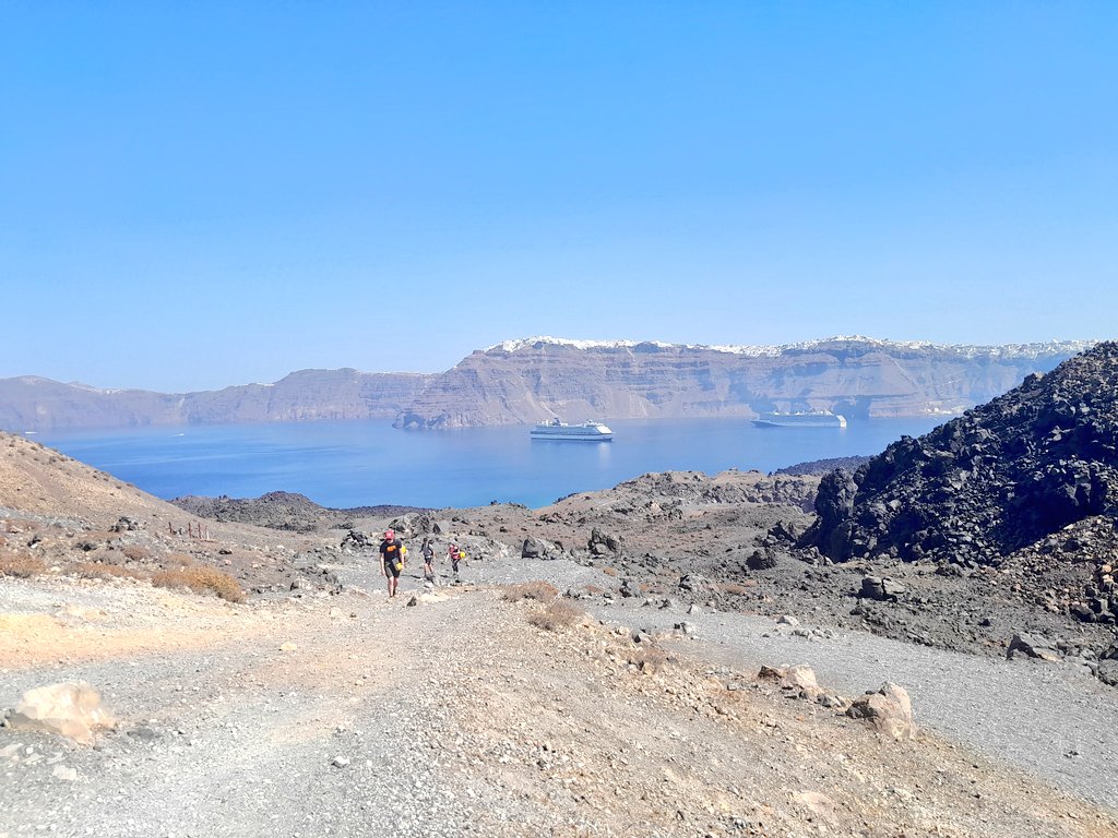 A fantastic few days of volcanology in Santorini with @davidmpyle and @OxUniEarthSci 4th years comes to an end 🇬🇷😞 We've had great fun looking at all sorts of eruptive products, and assessing the hazard Santorini poses today and in the future 🌋
