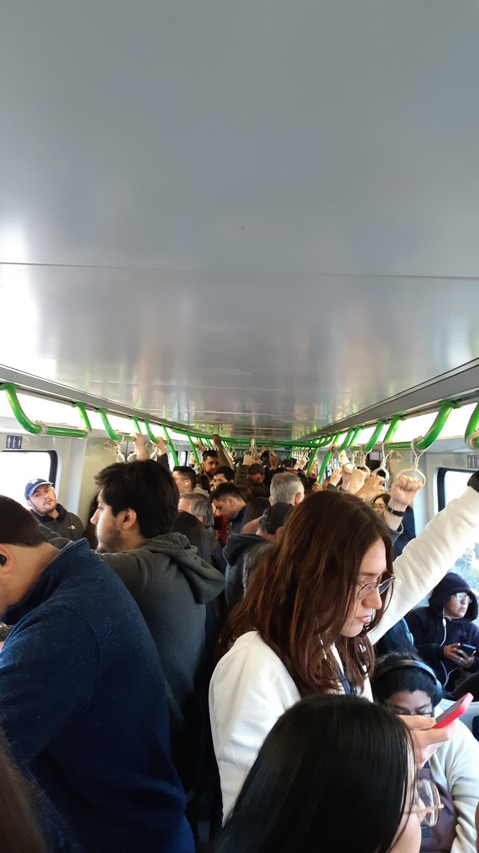 d3r3killo's tweet photo. @EFEValparaiso por qué disponen metro simple en pleno horario peak? Mejoren eso y pongan el aire qué es insufrible el encierro. Vagón XT 02-R https://t.co/i9kLlLh5TL