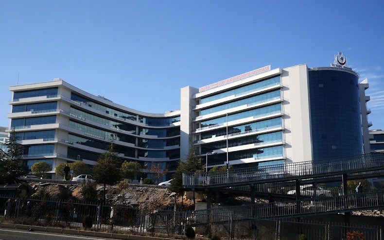 Hastaneyi hastane yapan doktordur, hemşiredir bilumum sağlık personelidir; yoksa beton yığınıdır.