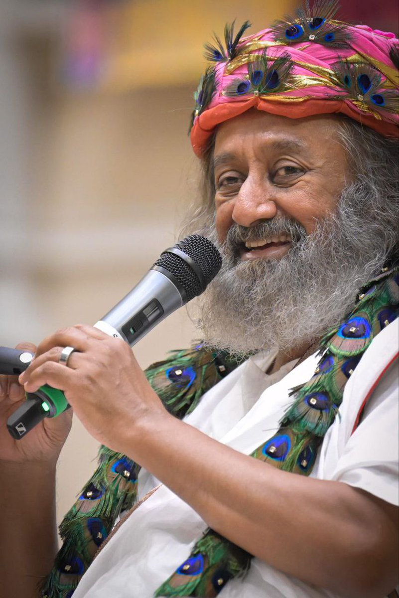 i_am_a_sadhak's tweet photo. Confidence and arrogance do not go together. 
When U are arrogant, U try to show people that U are better than them. With true confidence, U are relaxed, U feel at home and U make others feel at home. 
#Gurudev @SriSri 🌸
#IStandForPeace https://t.co/AS1zLbJ7yV
