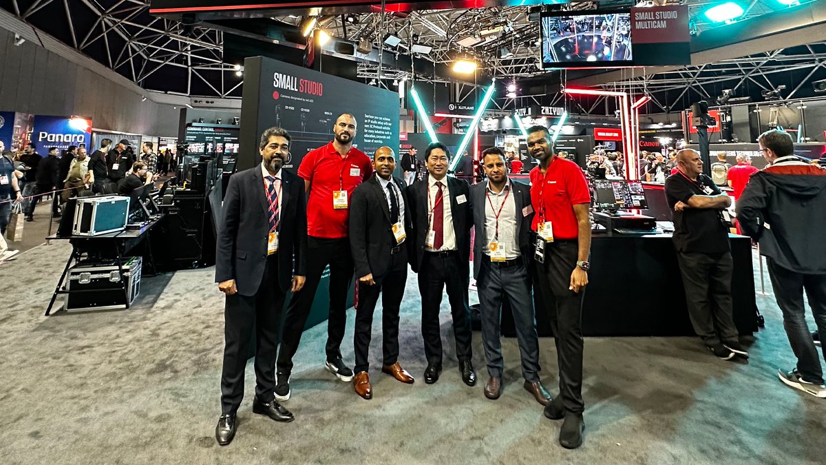 CanonMEA's tweet image. 📸✨ Throwback to Canon's stellar showcase at IBC 2023! From zooming into VR realms with Canon Flex lenses to the magic of 4K PTZ Solutions. Remember that jaw-dropping low-light experience? Canon's MS-500 camera had us seeing the unseen. #CanonIBC2023! #CanonME #IBC2023 📷