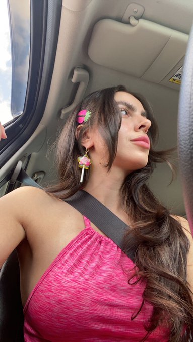 don't let the clear sky fool u i'm freezing 🥶 probably the last day i can wear a sunny dress ☀️ https://t<a href="/tag/mvsales"class="tags"><span>#mvsales</span></a>