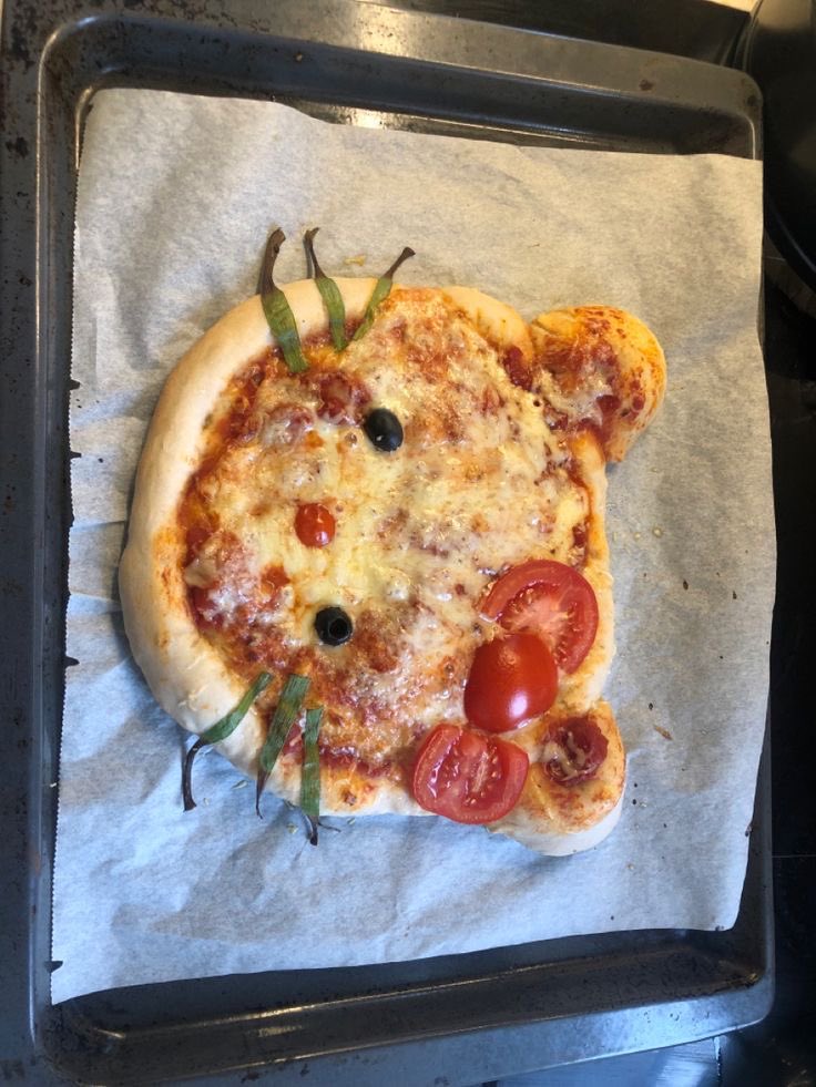 untitledallure's tweet photo. Hello kitty pizza https://t.co/hlCFaNWrEq