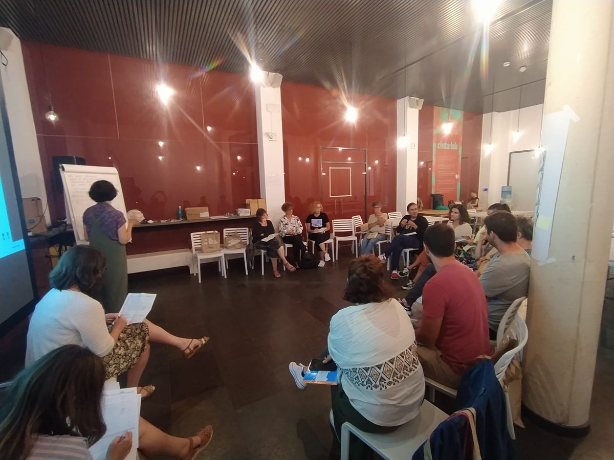 vlcilab's tweet photo. LAB🧑🤝🧑 Esta setmana han començat les Comunitats d'Aprenentatge i Pràctica de Ciuta·lab. Les #CAP tractaran temes com la creació de comunitats energètiques locals, el foment de la biodiversitat en horts urbans i voltants, i la naturalització de patis escolars. #Ciutalab https://t.co/Nm2ic84qkO