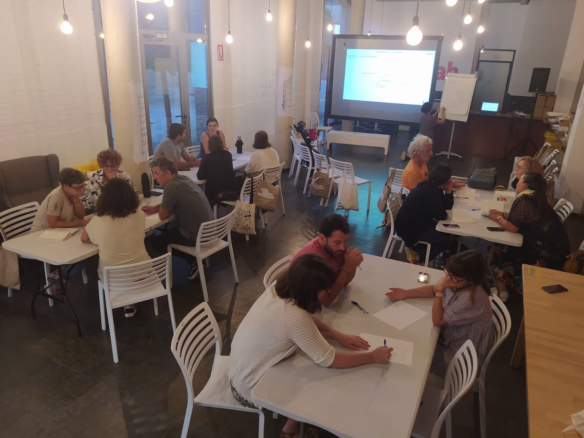 vlcilab's tweet photo. LAB🧑🤝🧑 Esta setmana han començat les Comunitats d'Aprenentatge i Pràctica de Ciuta·lab. Les #CAP tractaran temes com la creació de comunitats energètiques locals, el foment de la biodiversitat en horts urbans i voltants, i la naturalització de patis escolars. #Ciutalab https://t.co/Nm2ic84qkO