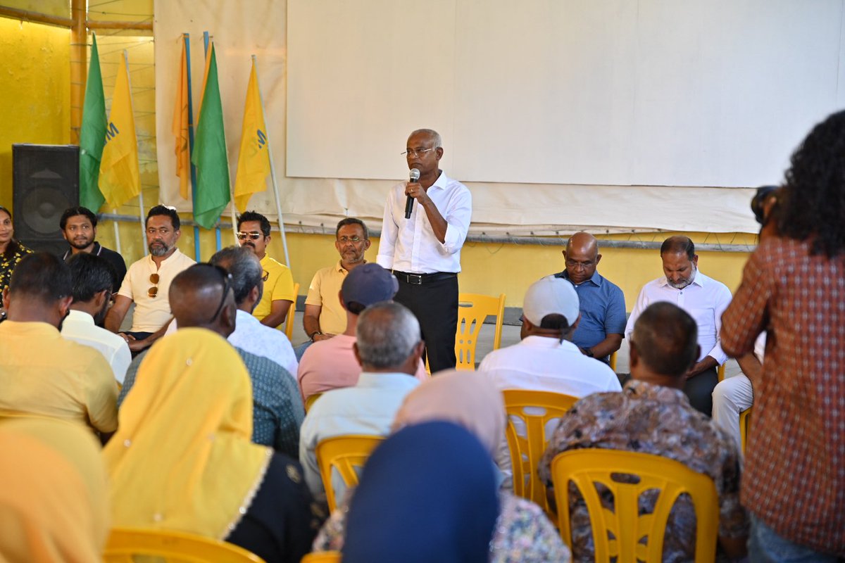 _VSSM_'s tweet photo. 📍ފުވައްމުލައް ސިޓީ 

ރައީސް @ibusolih ފުވައްމުލަކަށް ކުރައްވަމުން ގެންދަވާ ދަތުރުގައި އެ ސިޓީގެ ކެމްޕޭން ޓީމްތަކާއި ބައްދަލު ކުރެއްވުން.

#IbuOk
#IbuAslam2023
#UfaaverAmaanRaajje https://t.co/BfEE8TNmsz