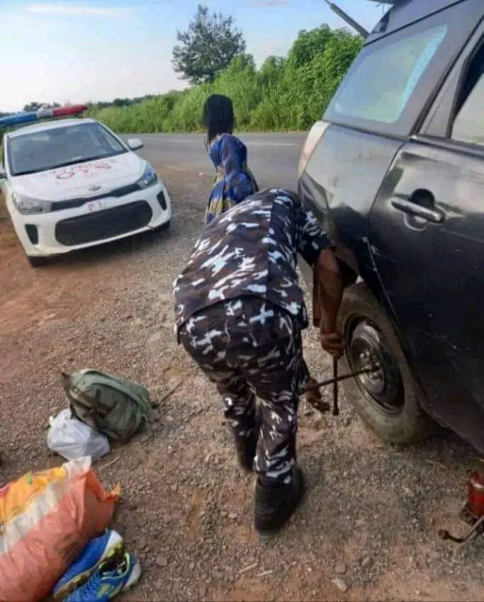 A Nigerian had a flat tyre on Iseyin-Ibadan highway. According to him, he flagged many motorists for help because his jack got spoiled in the process of trying to change the tyre but none of them stopped, understandably. He has already resigned to fate until these good officers