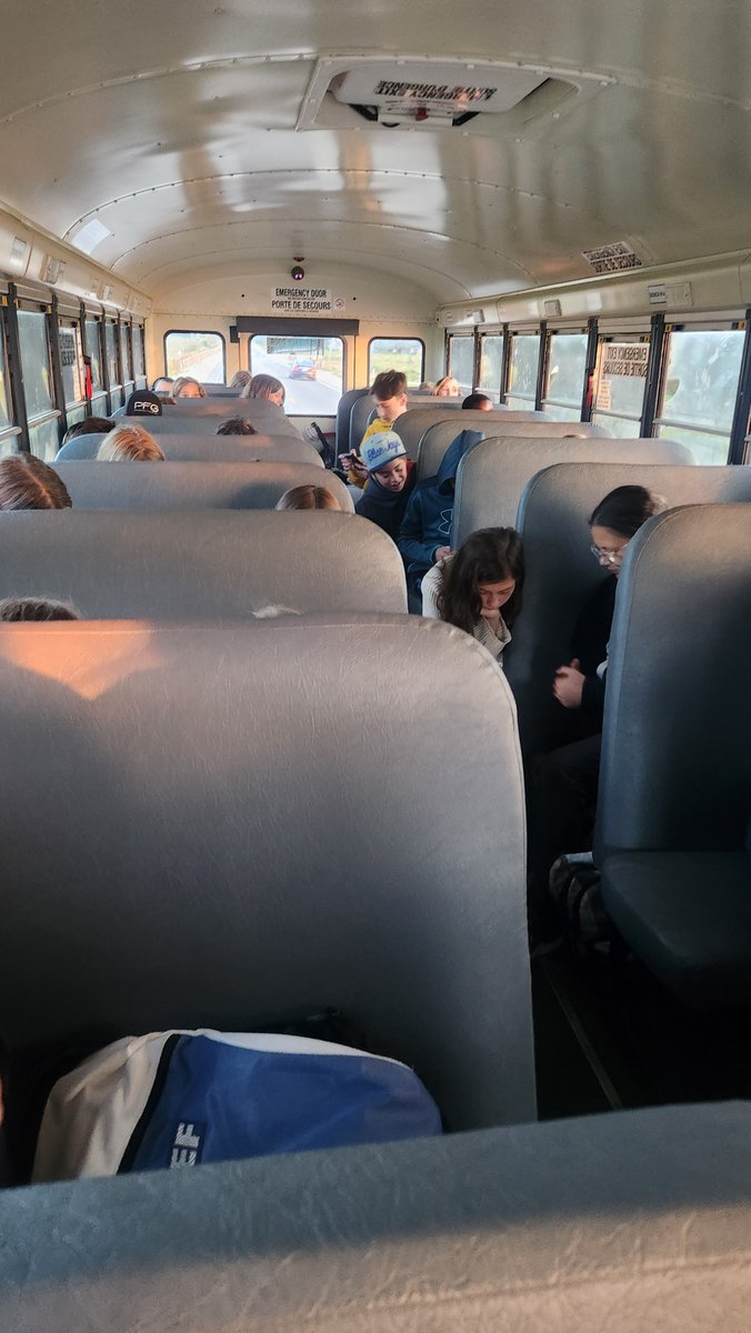 GibbonsSDS's tweet photo. En route vers Kingston/Ottawa avec les élèves de 7e à la 12e année.  Au menu : Fort Henry cette après-midi et "Nous sommes tous liés" demain.
@ECStDSavio https://t.co/YTw2J4tT4y